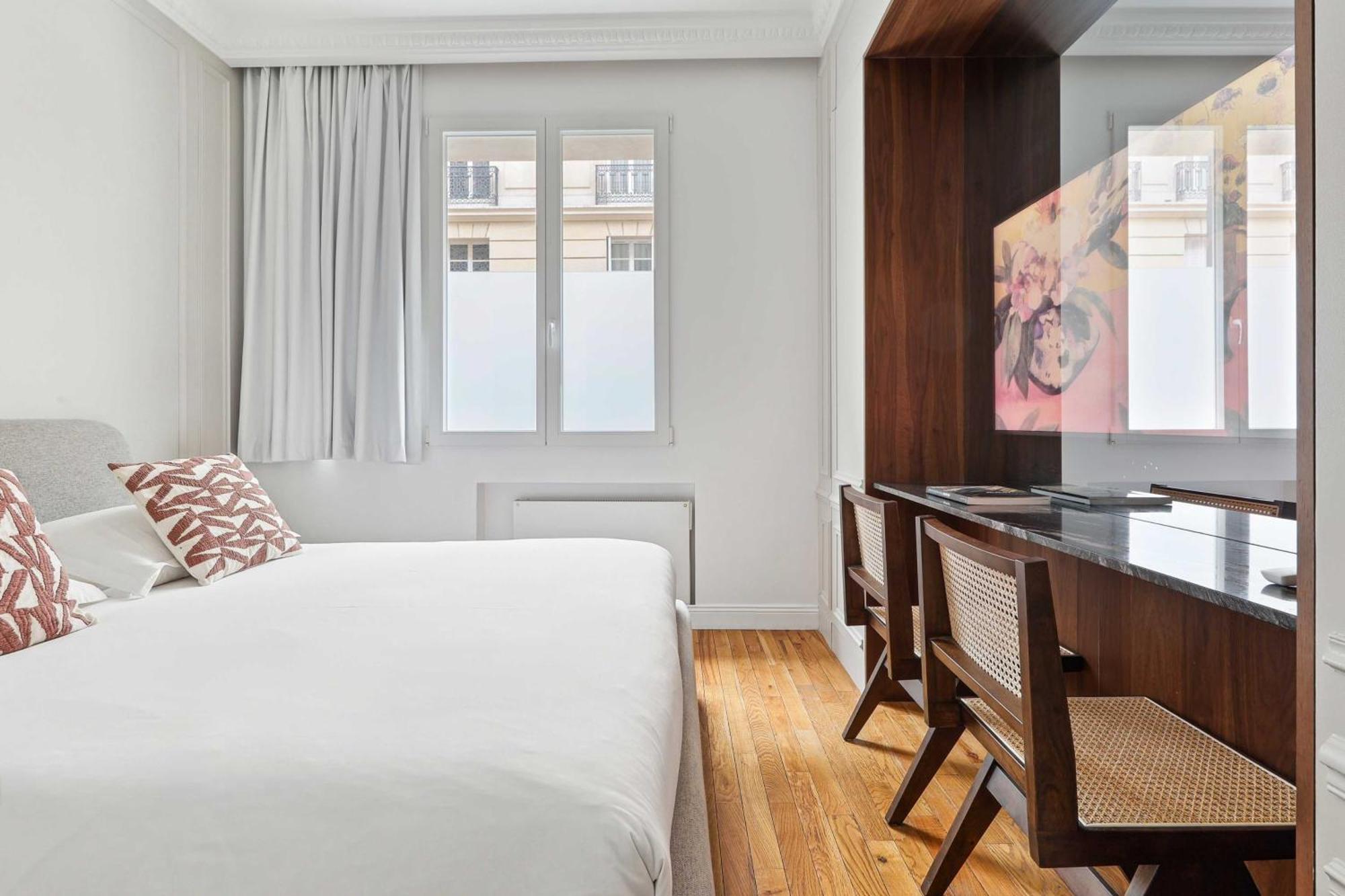 Interior Design - 6p-2br - Tour Eiffel Apartment *