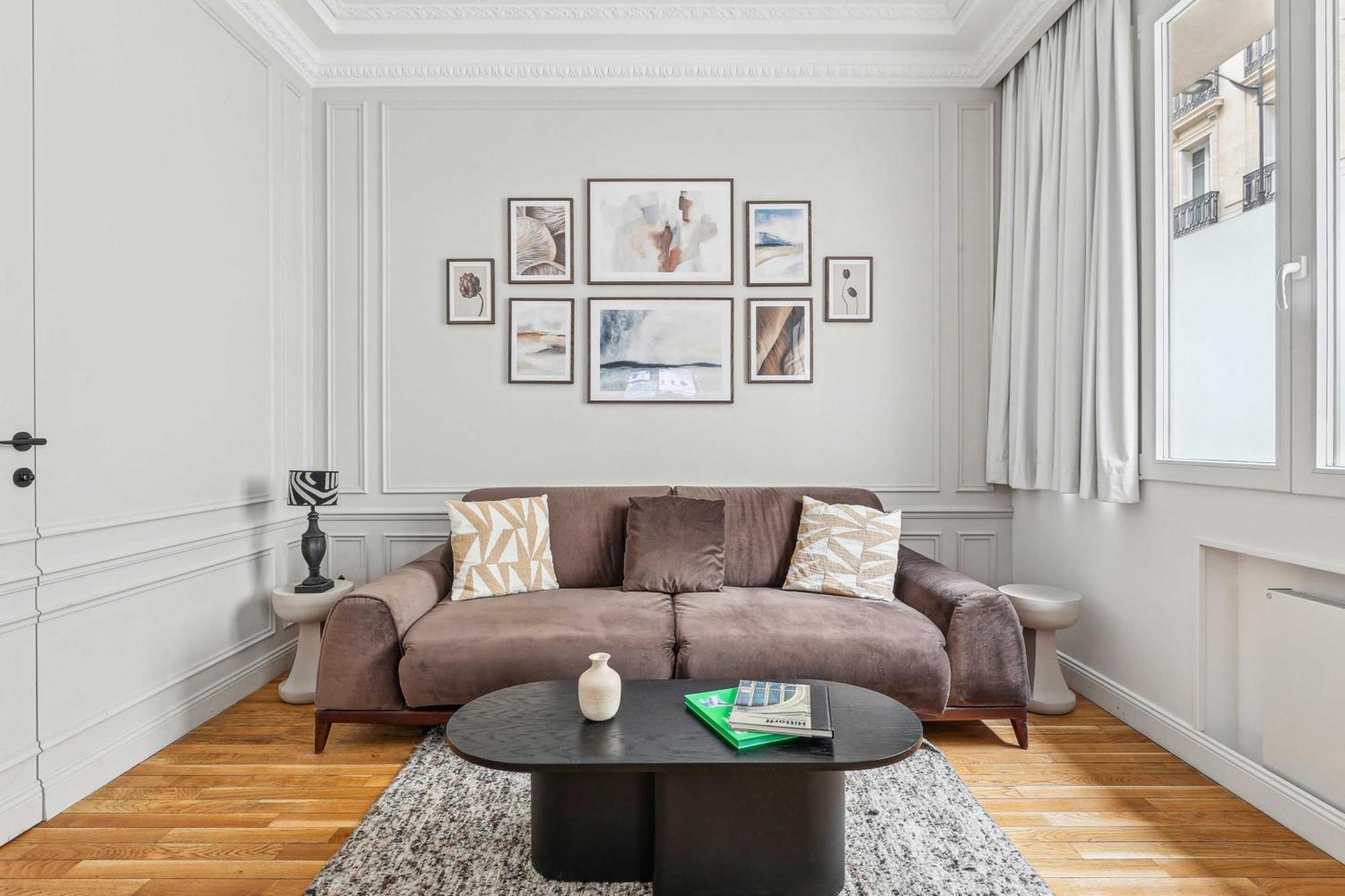 Apartment Interior Design - 6p-2br - Tour Eiffel *