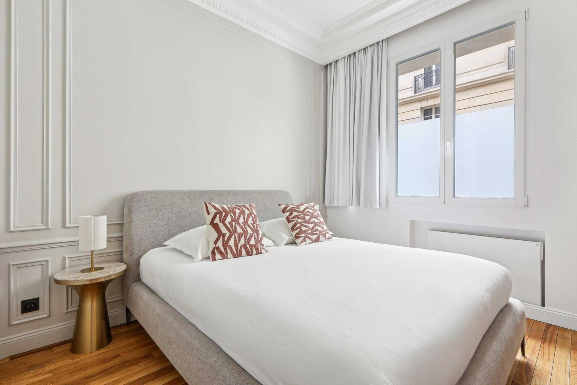 Interior Design - 6p-2br - Tour Eiffel Apartment